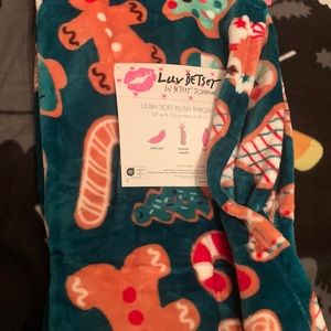 NWT Luv Betsy by Betsy Johnson Ultra Soft Holiday Plush Throw